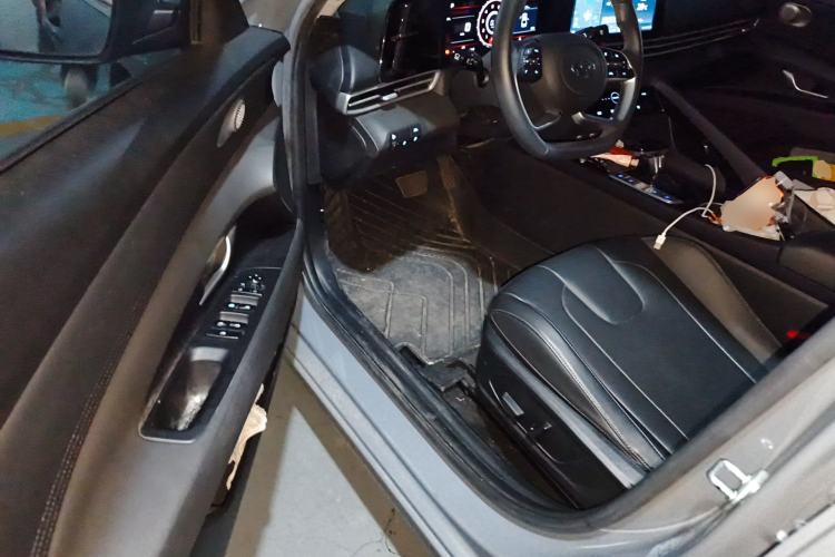 Used Hyundai Elantra 2022 1.5L CVT LUX Prestige Edition Driver Seat