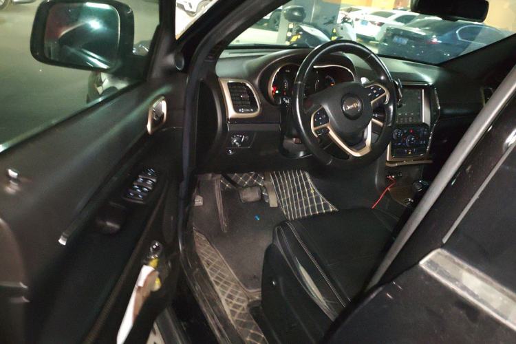 Used Jeep Grand Cherokee 2014 3.0L Comfort Navigation Edition Driver Seat