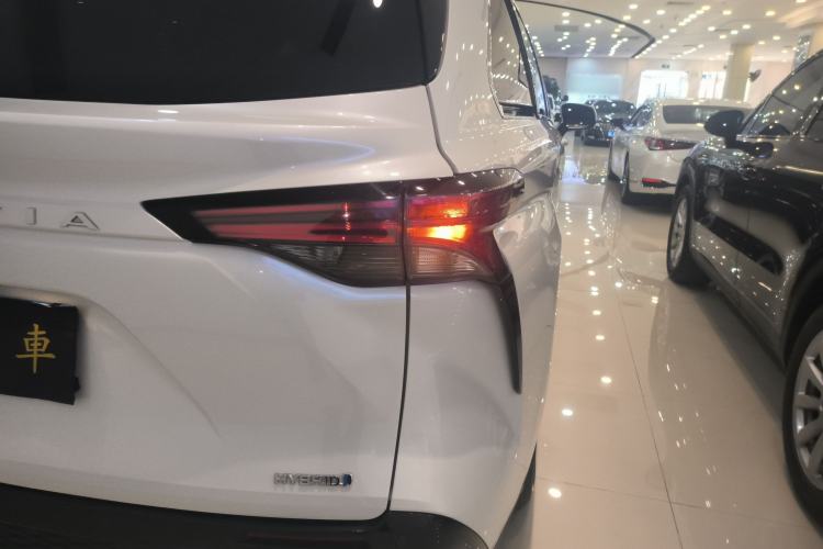 Used Toyota Granvia 2023 2.5L Hybrid Luxury Edition