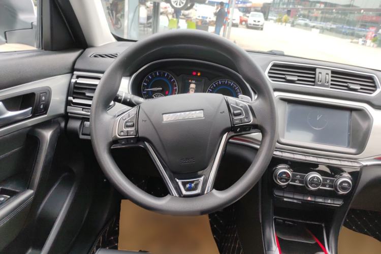 Used Haval H2 2018 Chuanxiang Edition Blue Badge 1.5T Dual-Clutch Two-Wheel Drive Fashionable Model
