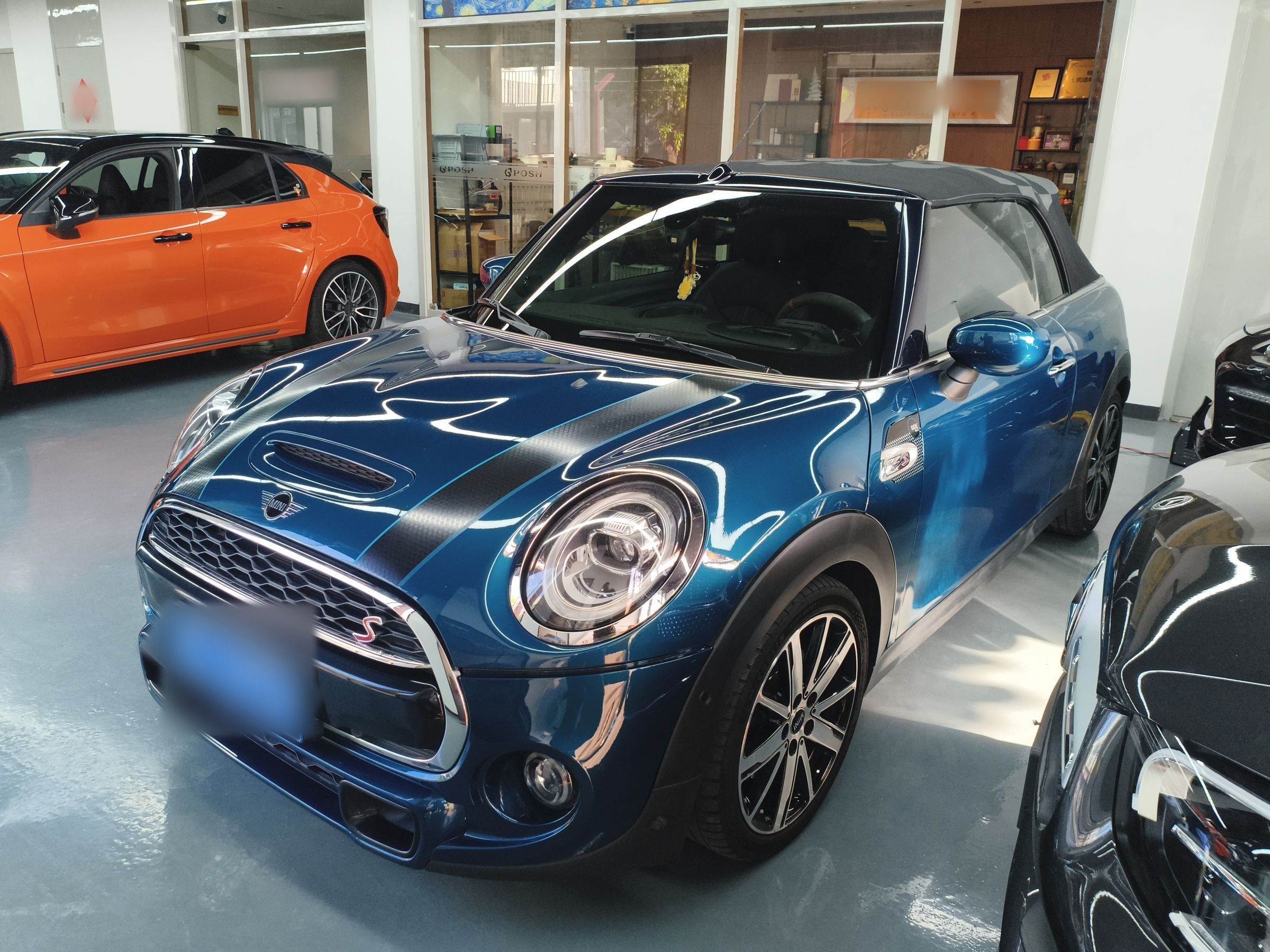 تحت مقدمة السيارة