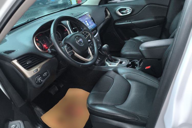 Used Jeep Cherokee 2016 2.4L Leading Edition Left Front Seat