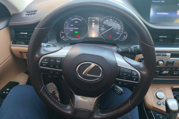 Used Lexus ES 2015 300h Comfort Edition
