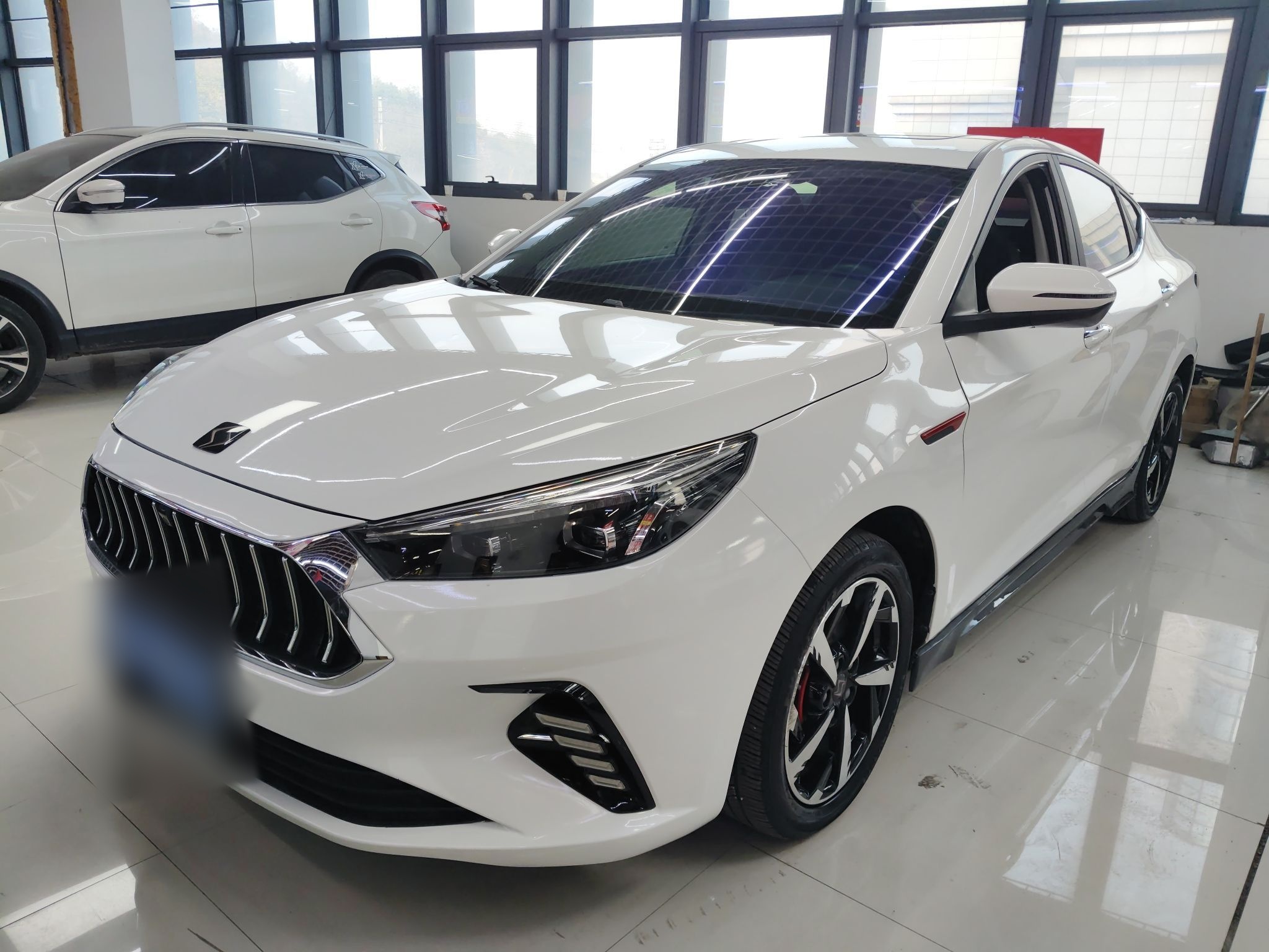 Под передней частью автомобиля