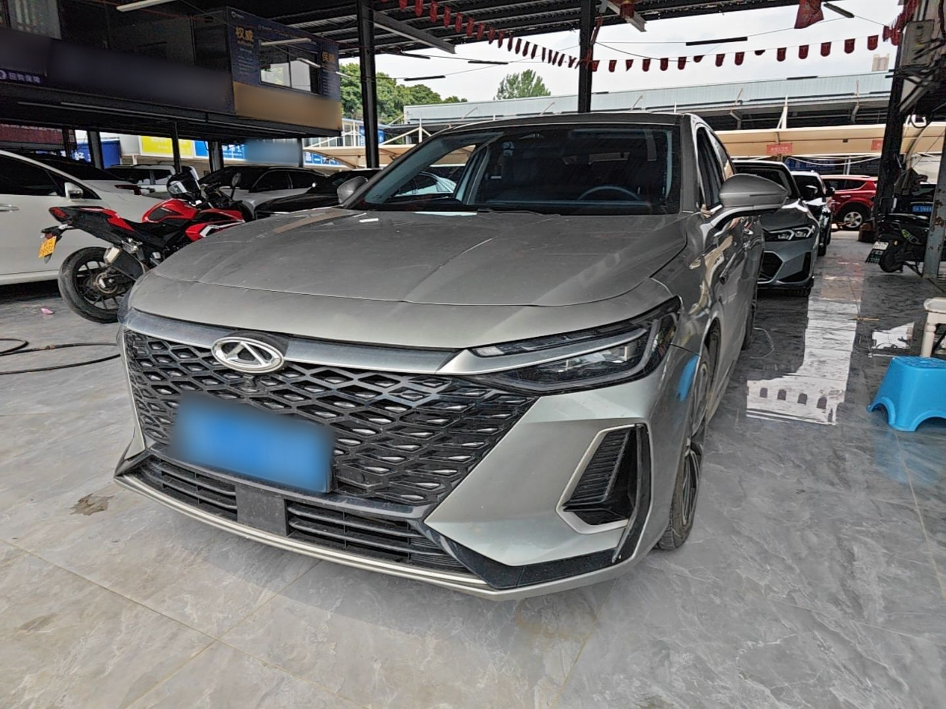 تحت مقدمة السيارة