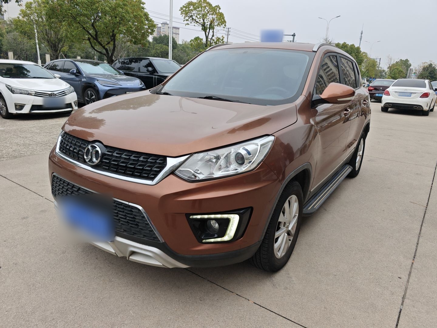 Под передней частью автомобиля