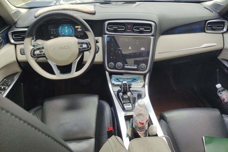 Used Lynk & Co 01 2017 2.0T Two-Wheel Drive Pro Edition Center Console