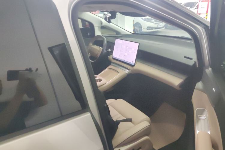 Used XPeng X9 2024 610 Long-Range Pro Right Front Seat