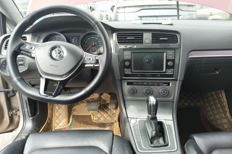 Used Volkswagen Golf 2016 230TSI Automatic Luxury Version Center Console