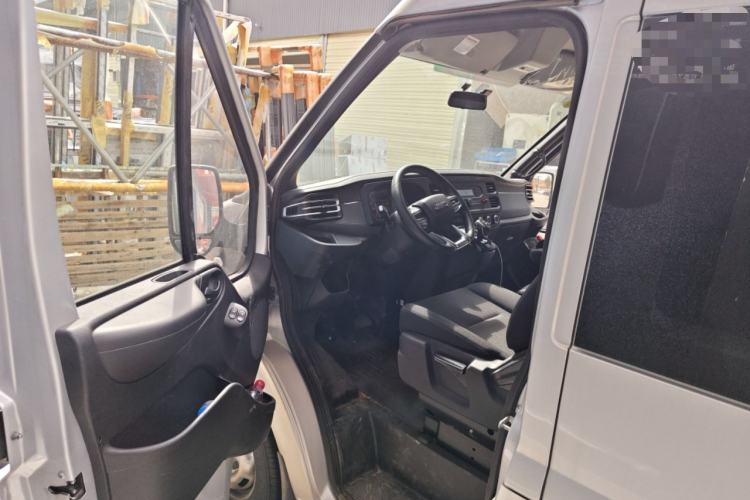 Used JMC Fushun 2025 2.0T 8AT Diesel Mid-Roof Mid-Height Commercial Multi-Purpose 7-Seater Passenger Vehicle