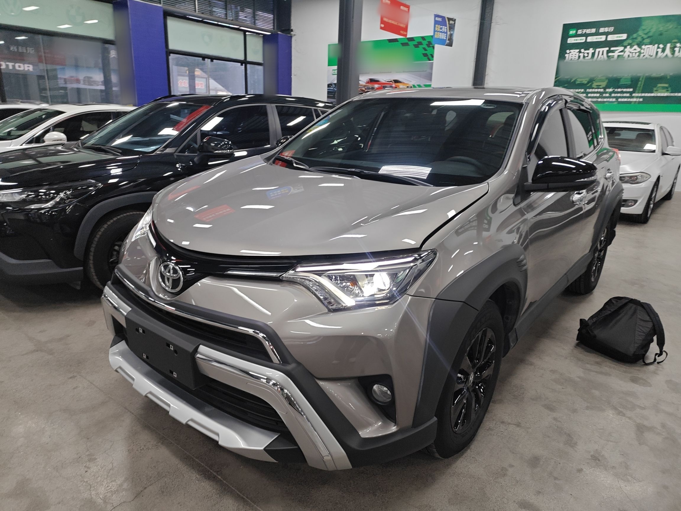 تحت مقدمة السيارة