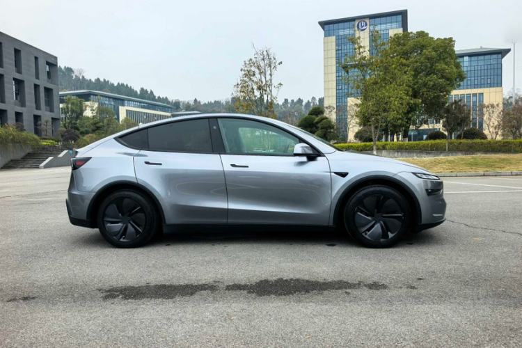 Used Tesla Model Y 2025 Rear-Wheel-Drive Version Exterior 9