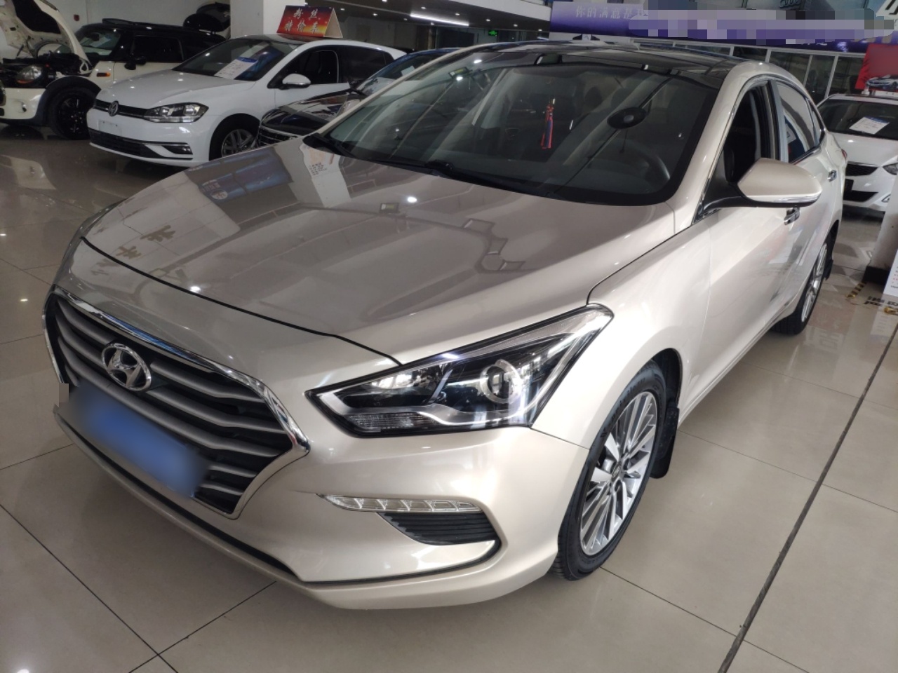 تحت مقدمة السيارة