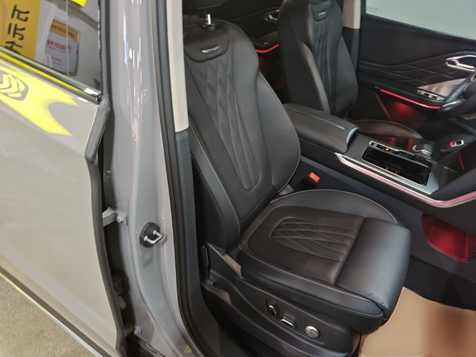 Hongqi HS7 PHEV 2024 2.0T PHEV Four-Wheel-Drive Flagship Edition 6 Seats — снимка 19