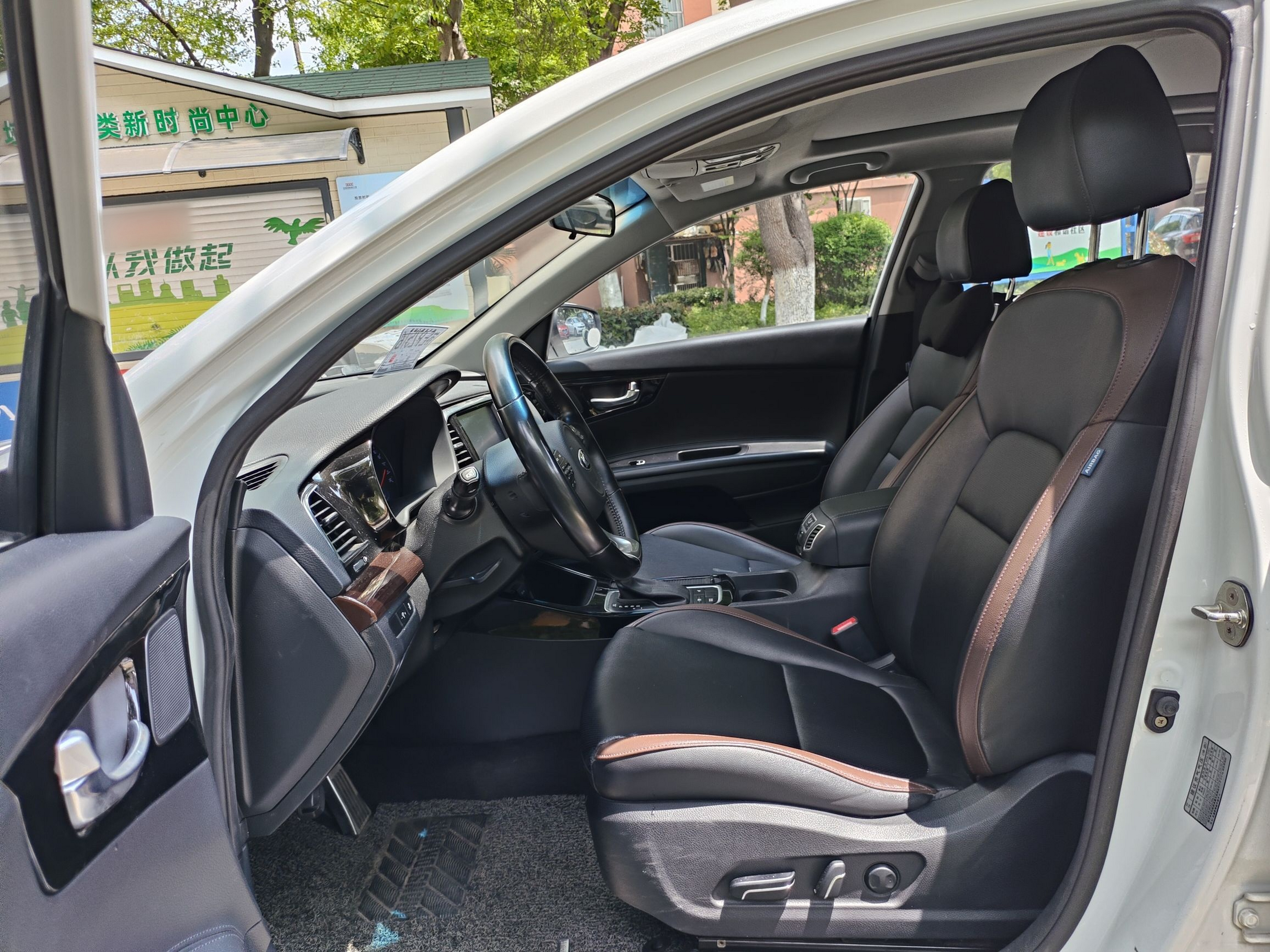 Переднее сиденье в автомобиле