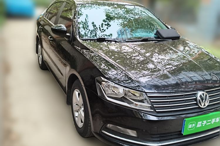 Used Volkswagen Lavida 2015 1.6L Manual Fashion Edition Front Right 45 Deg