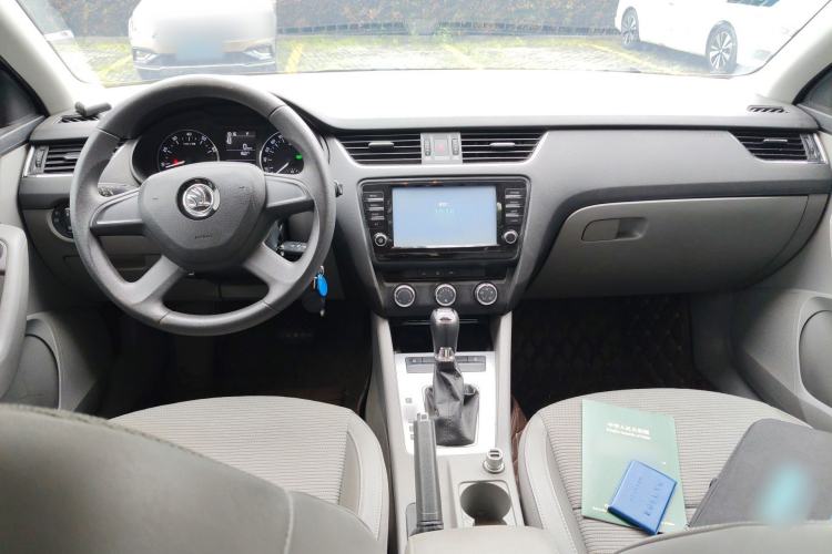 Used Skoda Octavia 2015 1.6L Automatic Yijie Edition Center Console