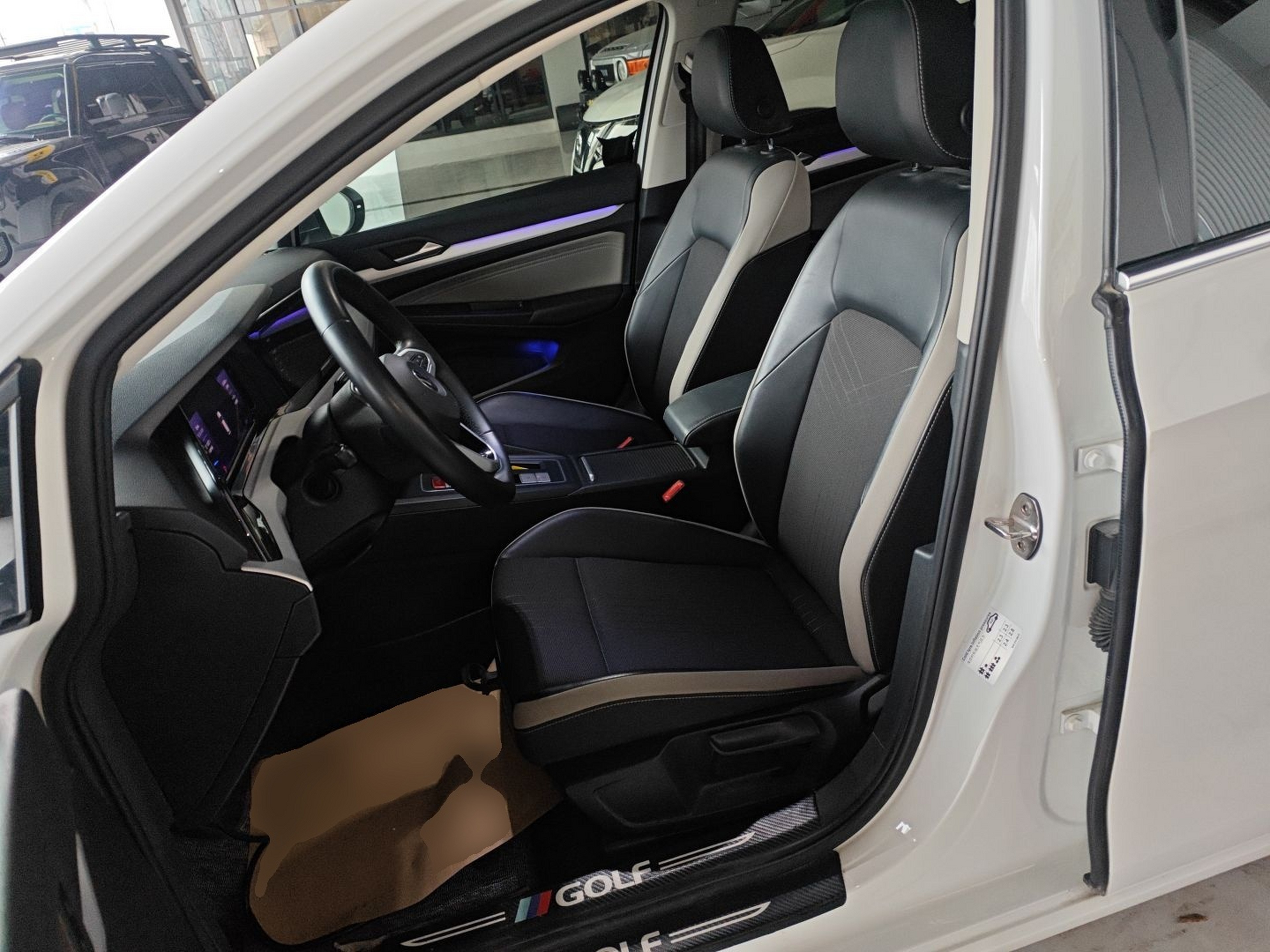 المقاعد الأمامية داخل السيارة