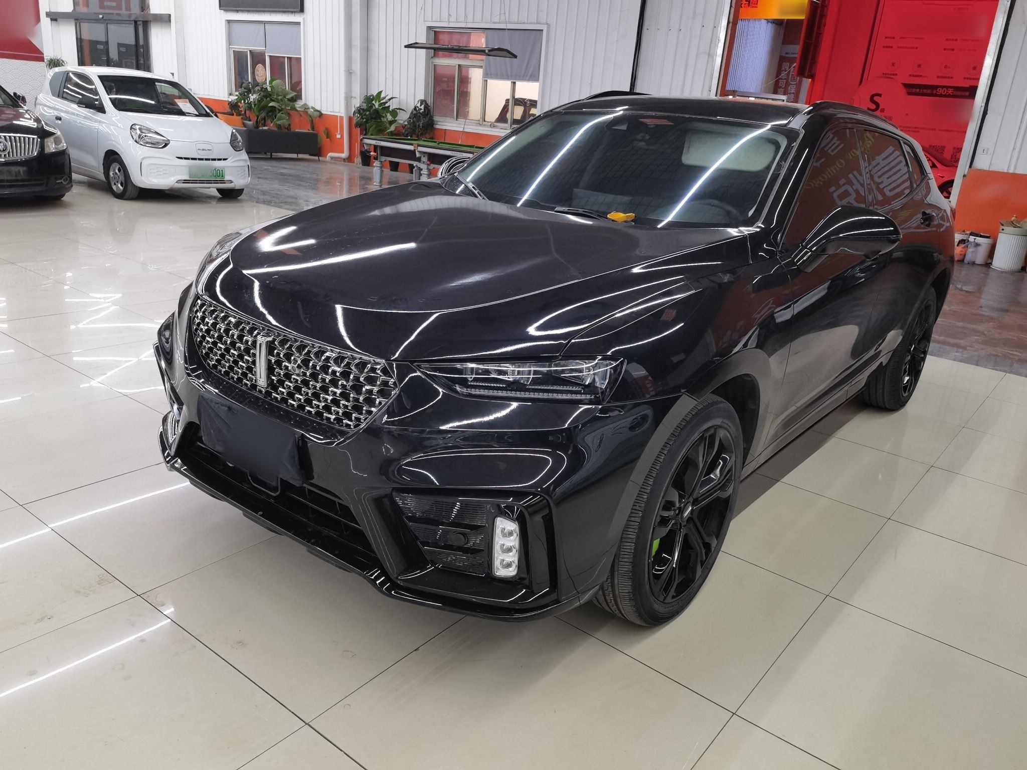 تحت مقدمة السيارة