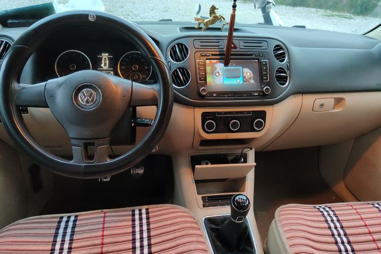 Used Volkswagen Tiguan 2012 1.4TSI Manual Two-Wheel-Drive Urban Edition Center Console