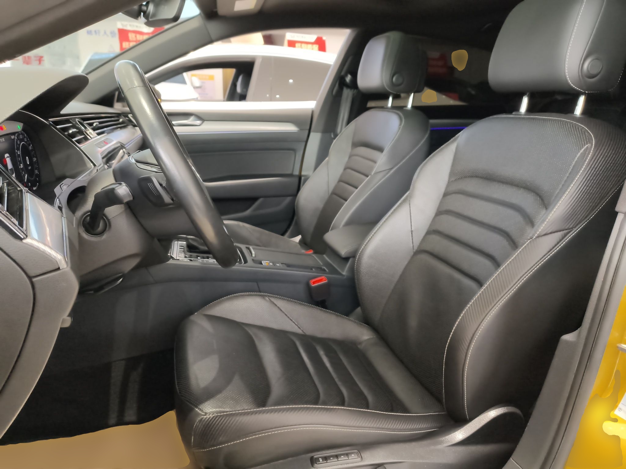 المقاعد الأمامية داخل السيارة