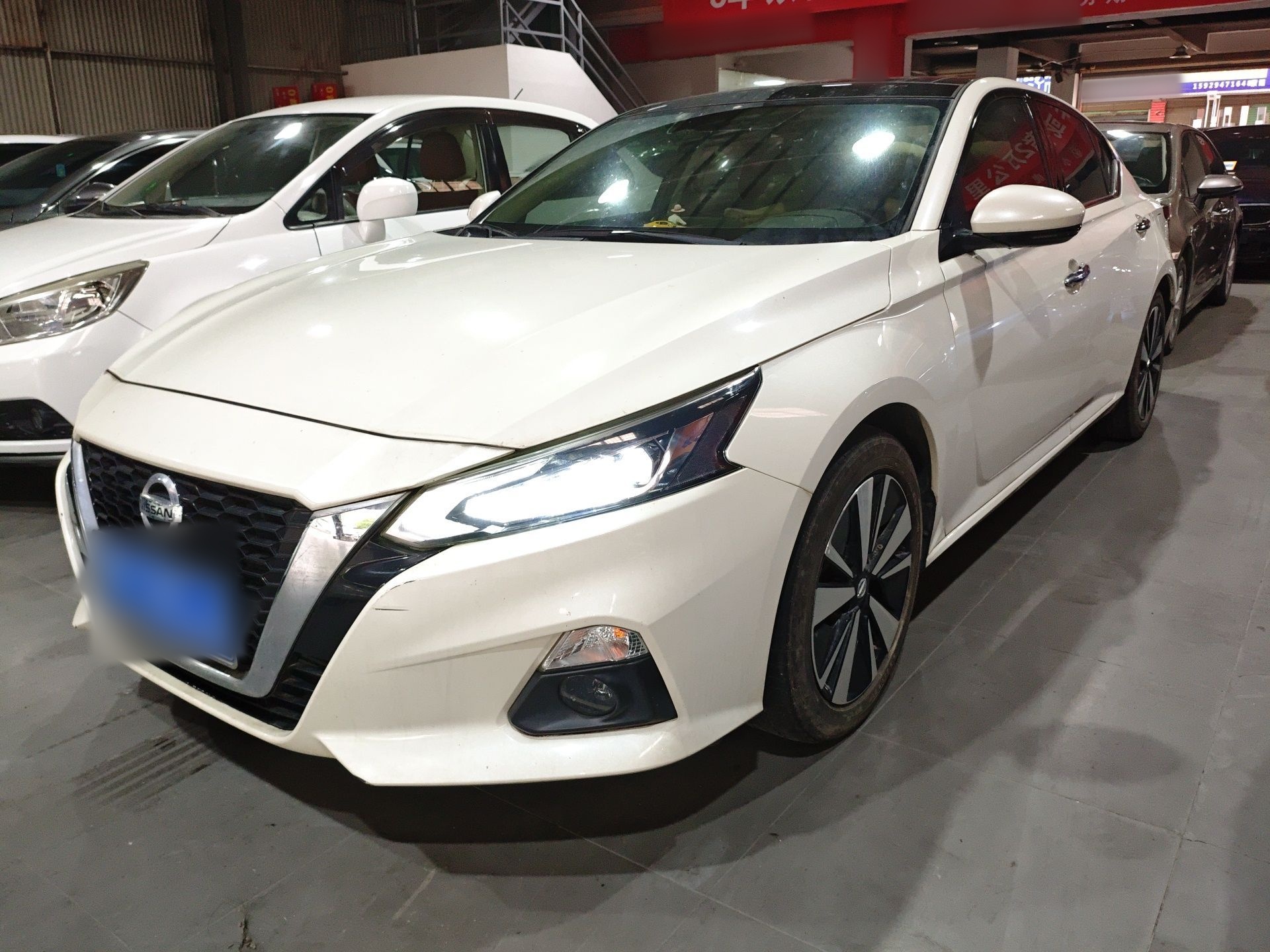 تحت مقدمة السيارة