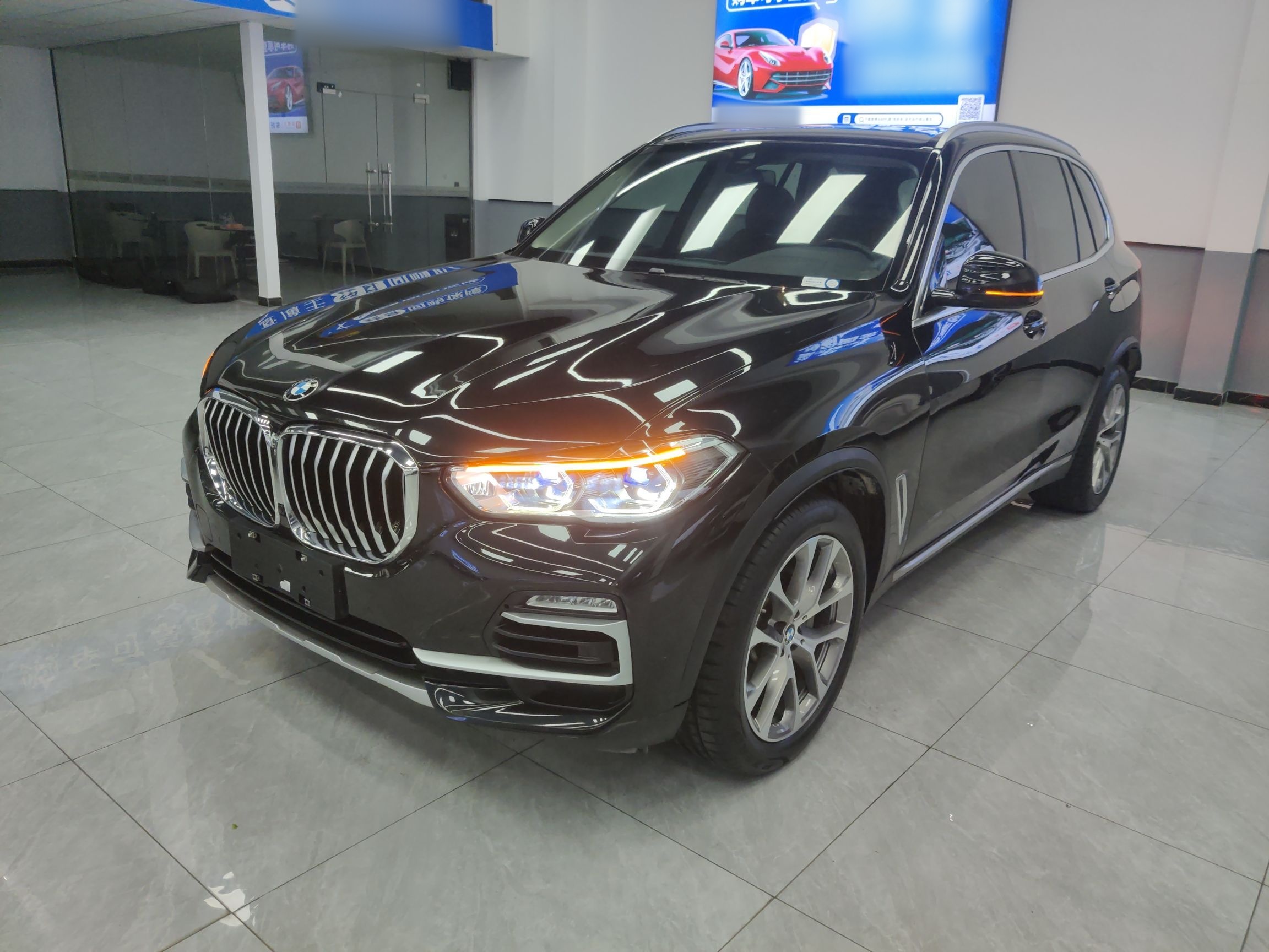 تحت مقدمة السيارة