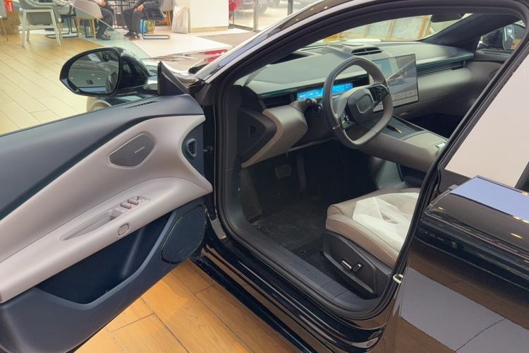 Used Lynk & Co Z10 2025 95 kWh 766 km Range Rear-Wheel Drive Max Interior 2