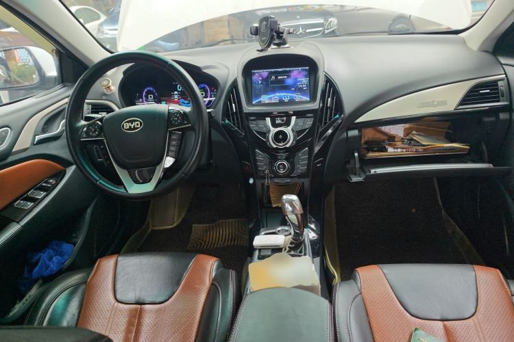 Used BYD Qin 2015 1.5T Dual-Crown Flagship Plus Edition
