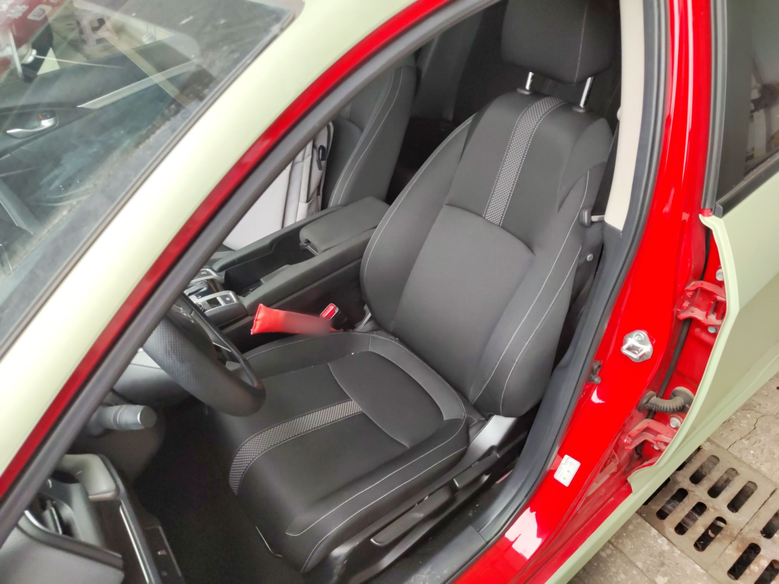 Переднее сиденье в автомобиле