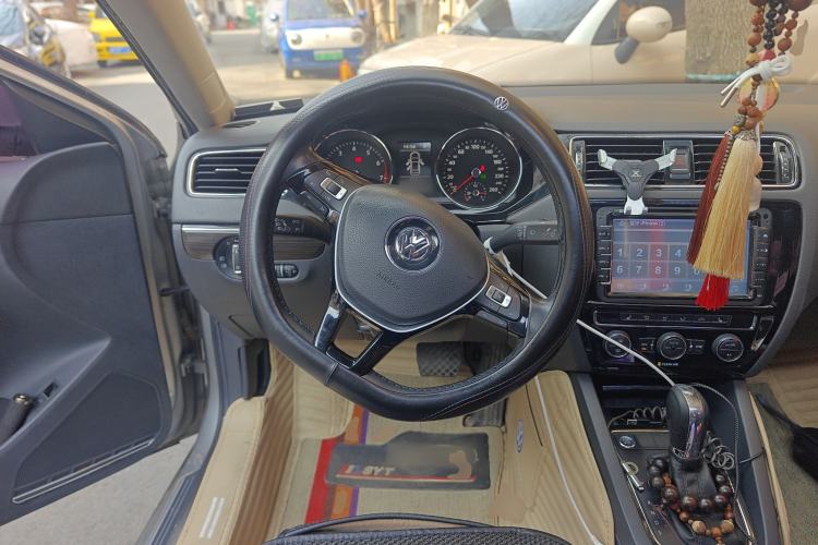 Used Volkswagen Sagitar 2015 230TSI Automatic Luxury Model
