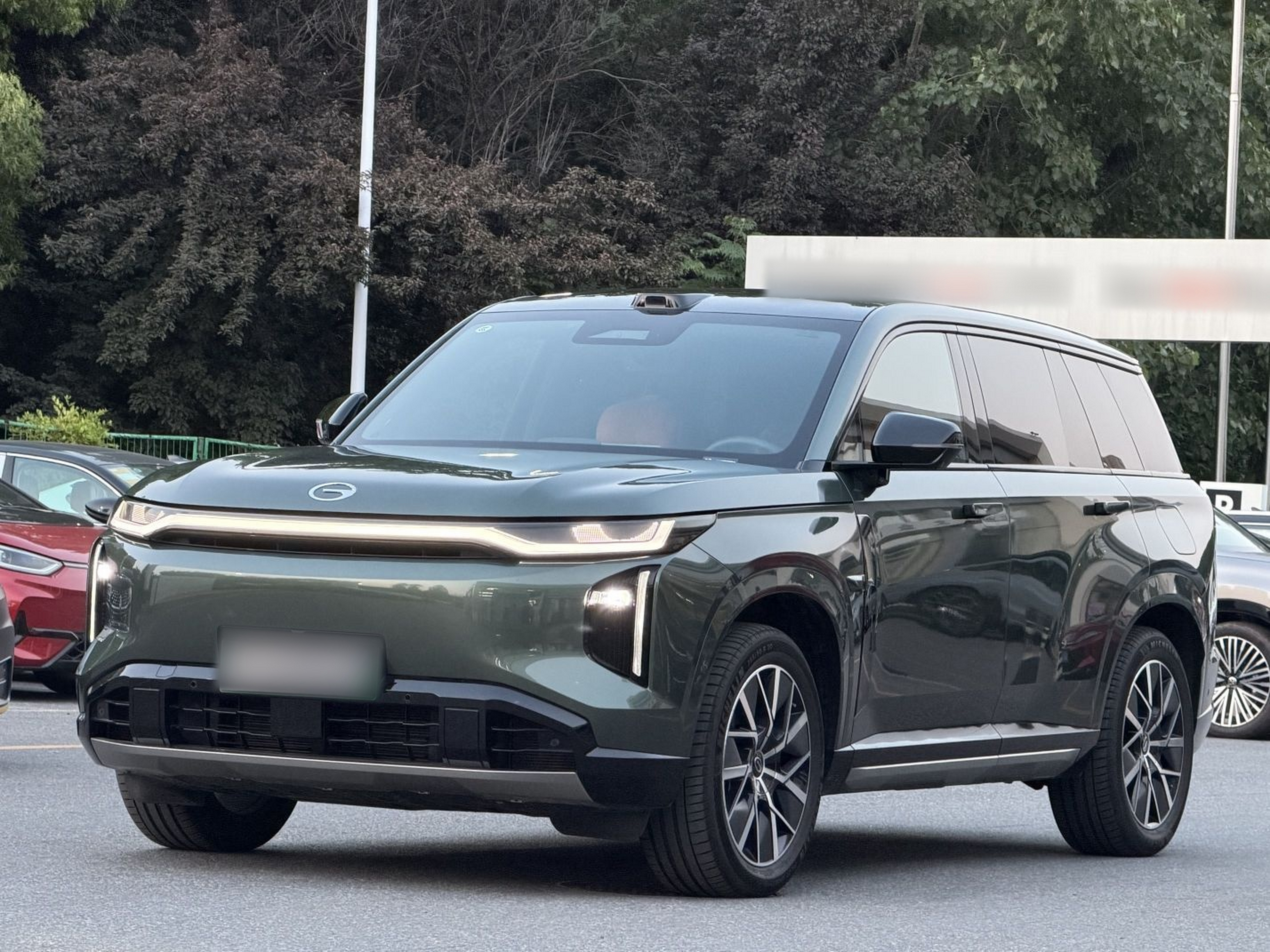 Под передней частью автомобиля
