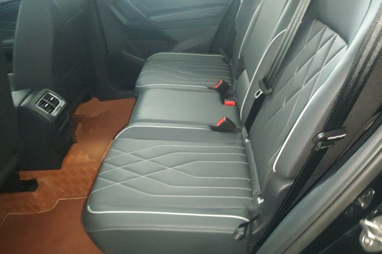 Used Volkswagen Tiguan L 2025 Model, Outstanding Version, 300TSI Automatic Two-Wheel Drive Longteng Edition Left Rear Seat