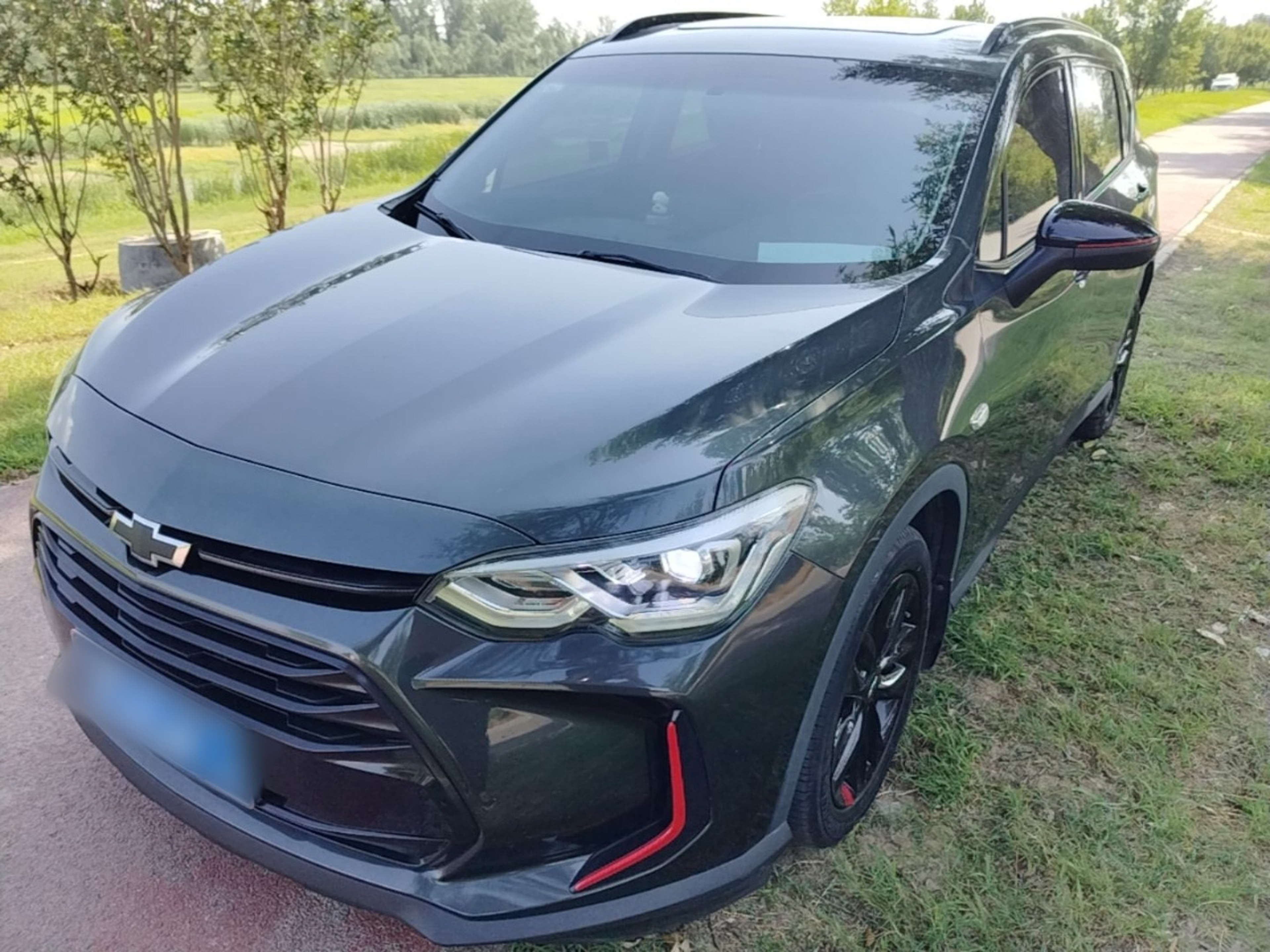 Под передней частью автомобиля