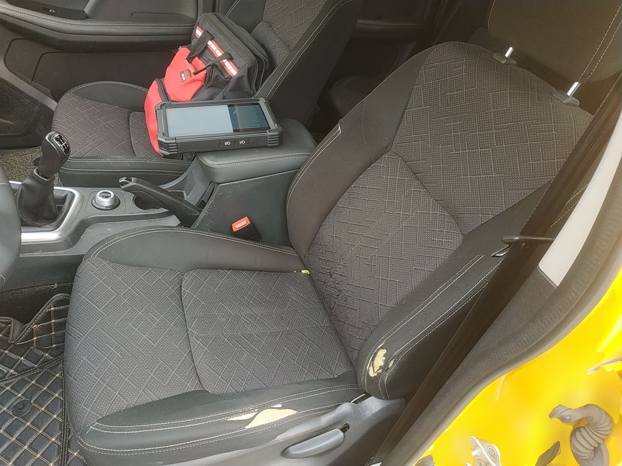 المقاعد الأمامية داخل السيارة