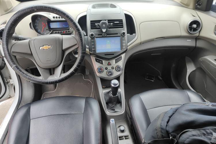 Used Chevrolet Aveo Sonic 2011 Sedan 1.4L MT SL Center Console