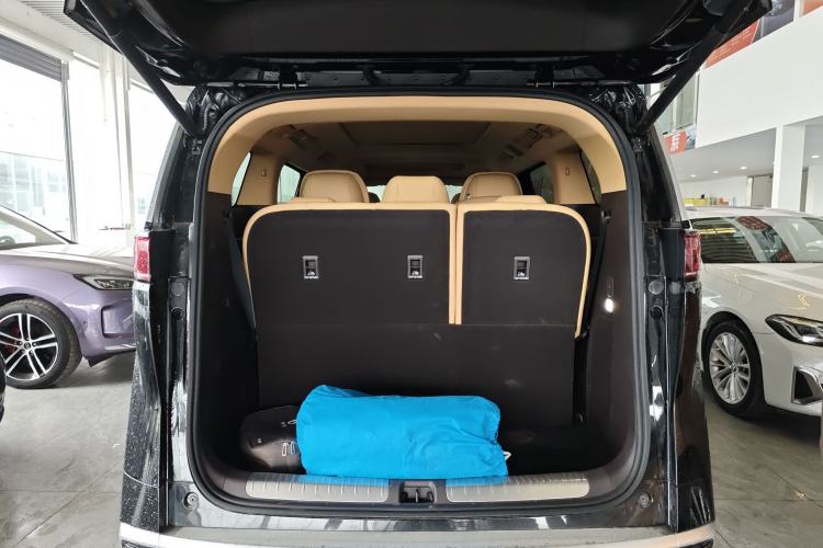 Used Denza D9 2025 DM-i Intelligent Drive 1020 Four-Wheel Drive Prestige Model Trunk