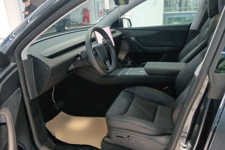 Used Tesla Model Y 2025 Long-Range All-Wheel-Drive Version