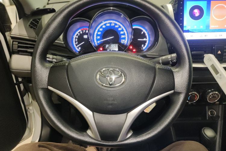 Used Toyota YARiS L Zhi Xuan 2017 1.5G CVT JingSu Model with Upgraded Sunroof Steering Wheel