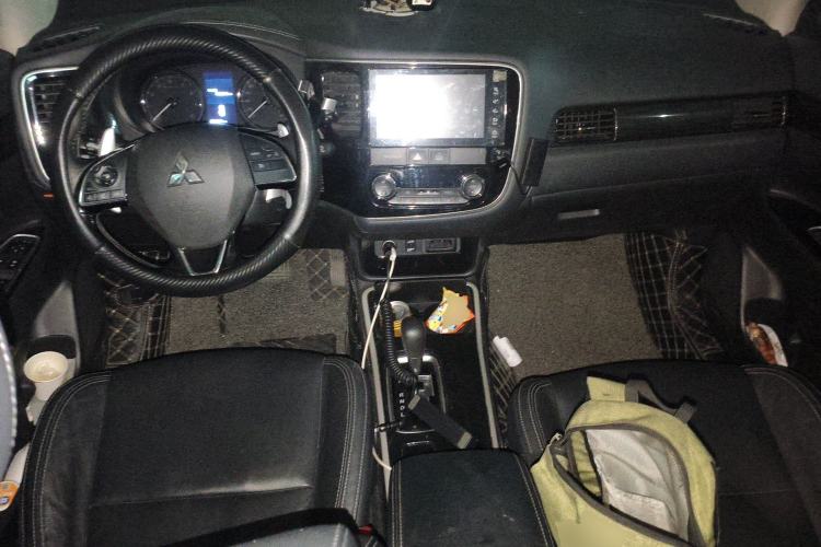 Used Mitsubishi Outlander 2019 2.4L 4x4 Zhi Xiang Edition 7 Seats China VI Standard Center Console