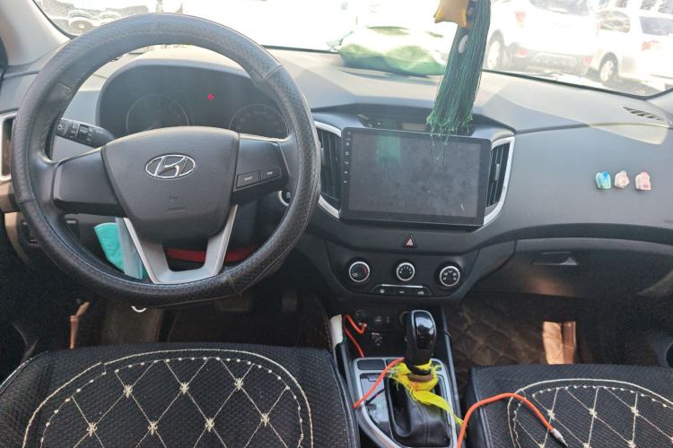 Used Hyundai ix25 2015 1.6L Automatic Two-Wheel Drive Smart GLS Trim Center Console