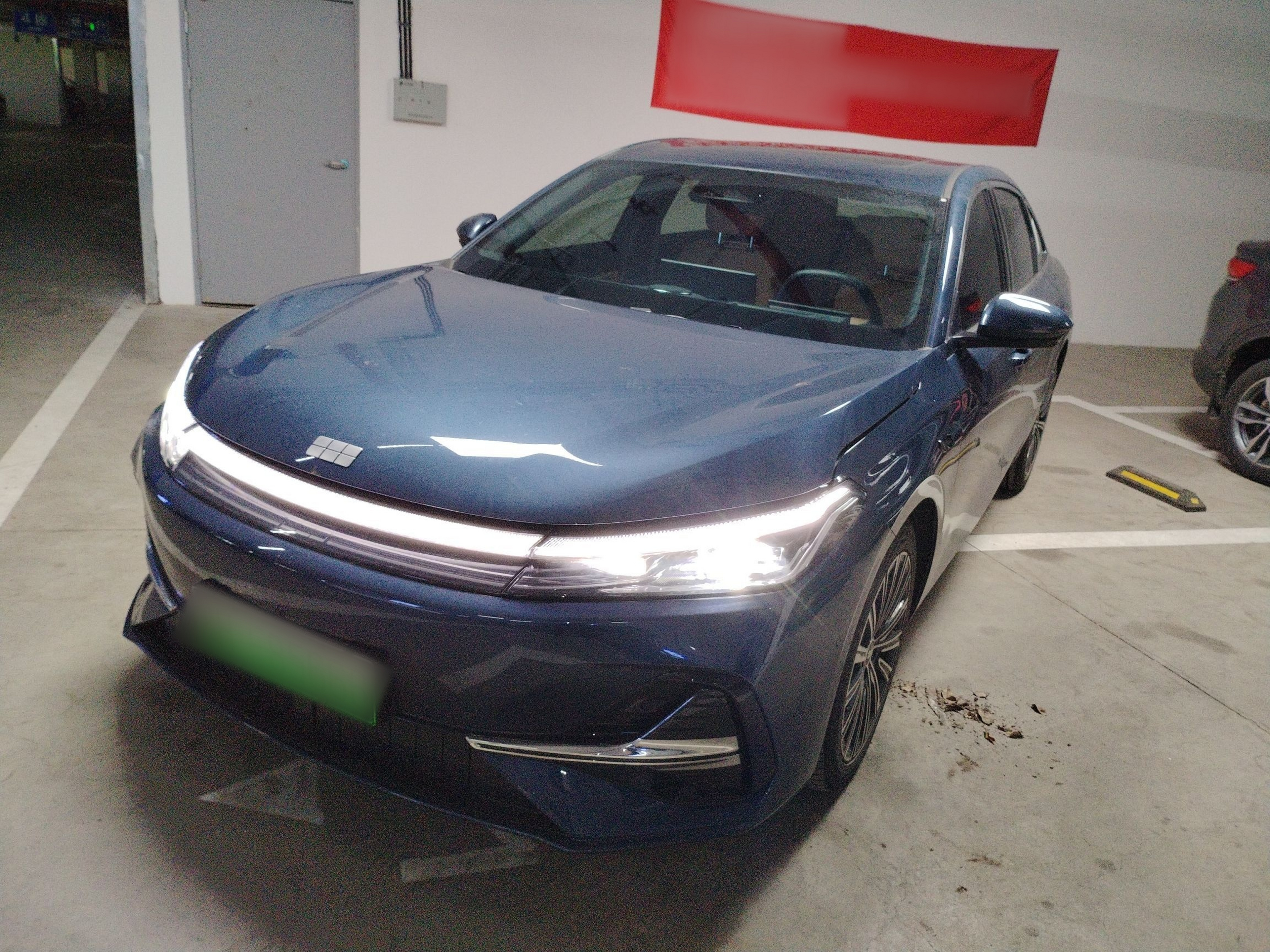 Под передней частью автомобиля