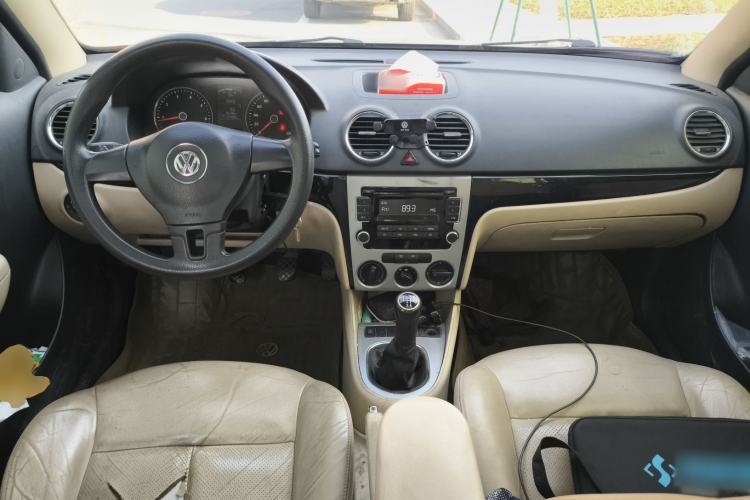 Used Volkswagen Lavida 2011 1.6L Manual - Premium Edition Center Console