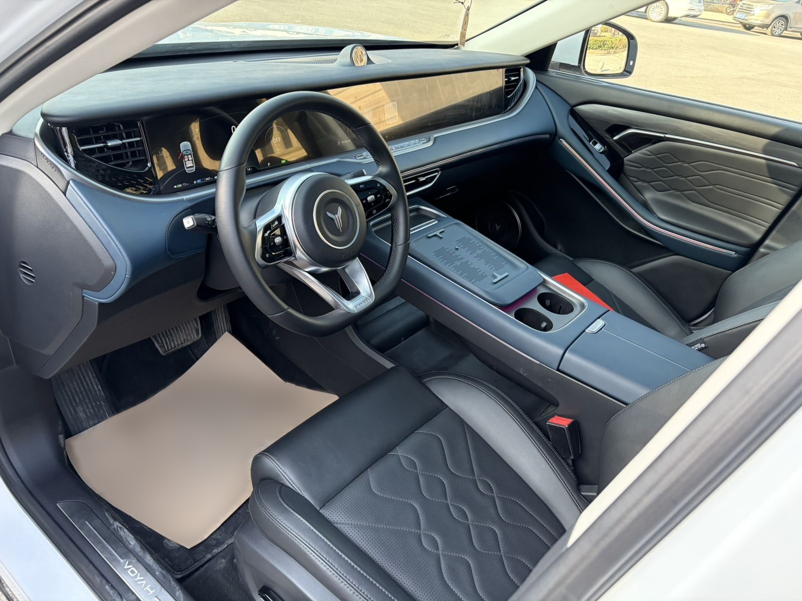 المقاعد الأمامية داخل السيارة