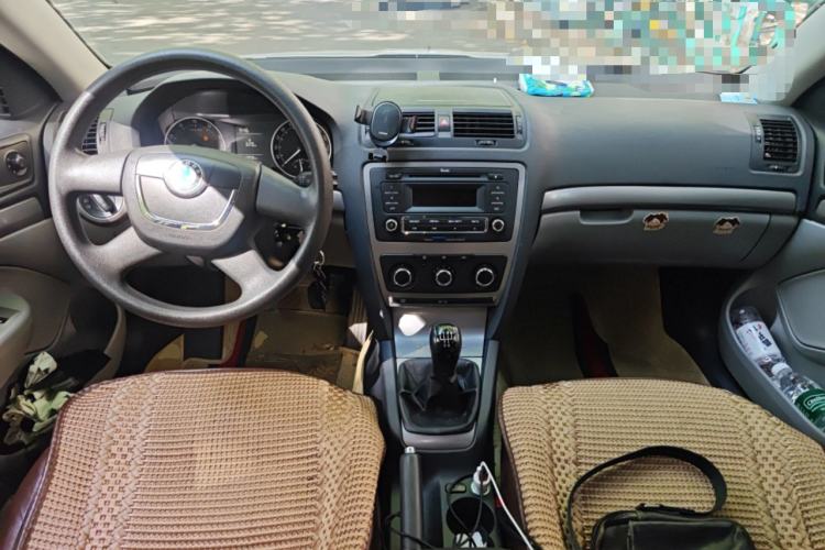 Used Skoda Octavia 2013 1.6L Manual Yijie Edition Center Console