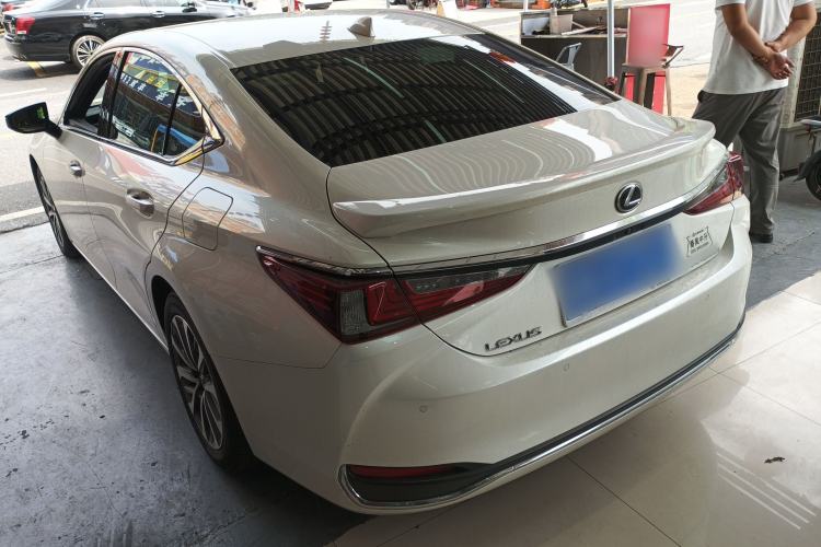 Used Lexus ES 2022 300h Excellence Edition
