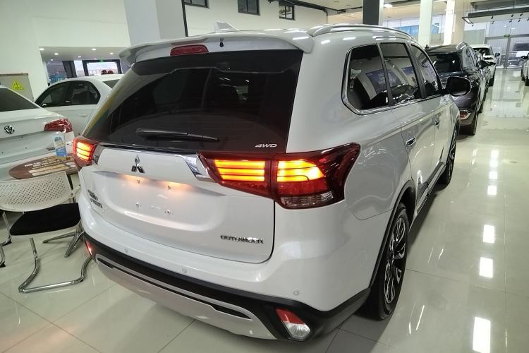 Used Mitsubishi Outlander 2020 2.4L 4x4 Zhi Xiang Edition 7-Seater