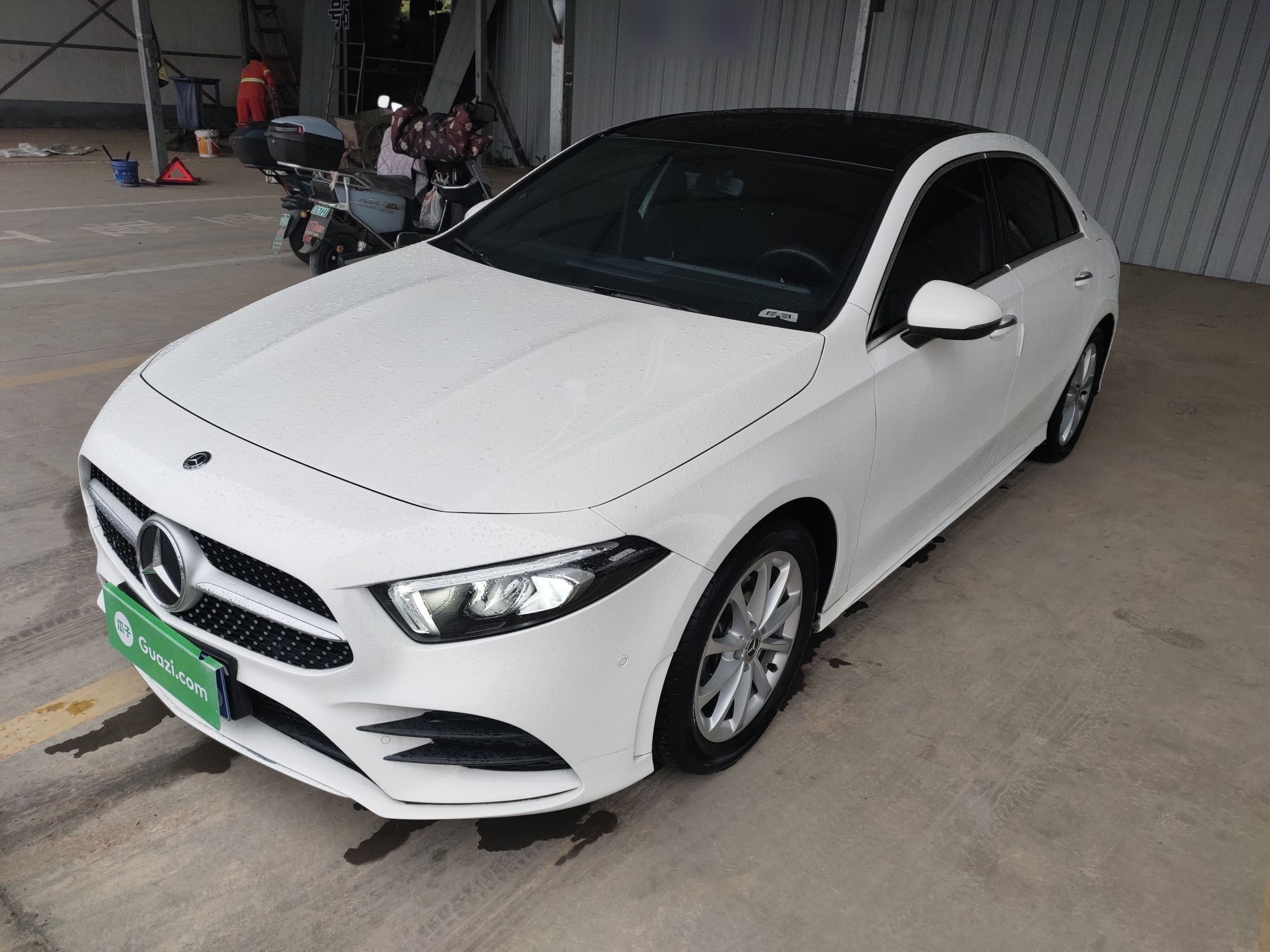 تحت مقدمة السيارة