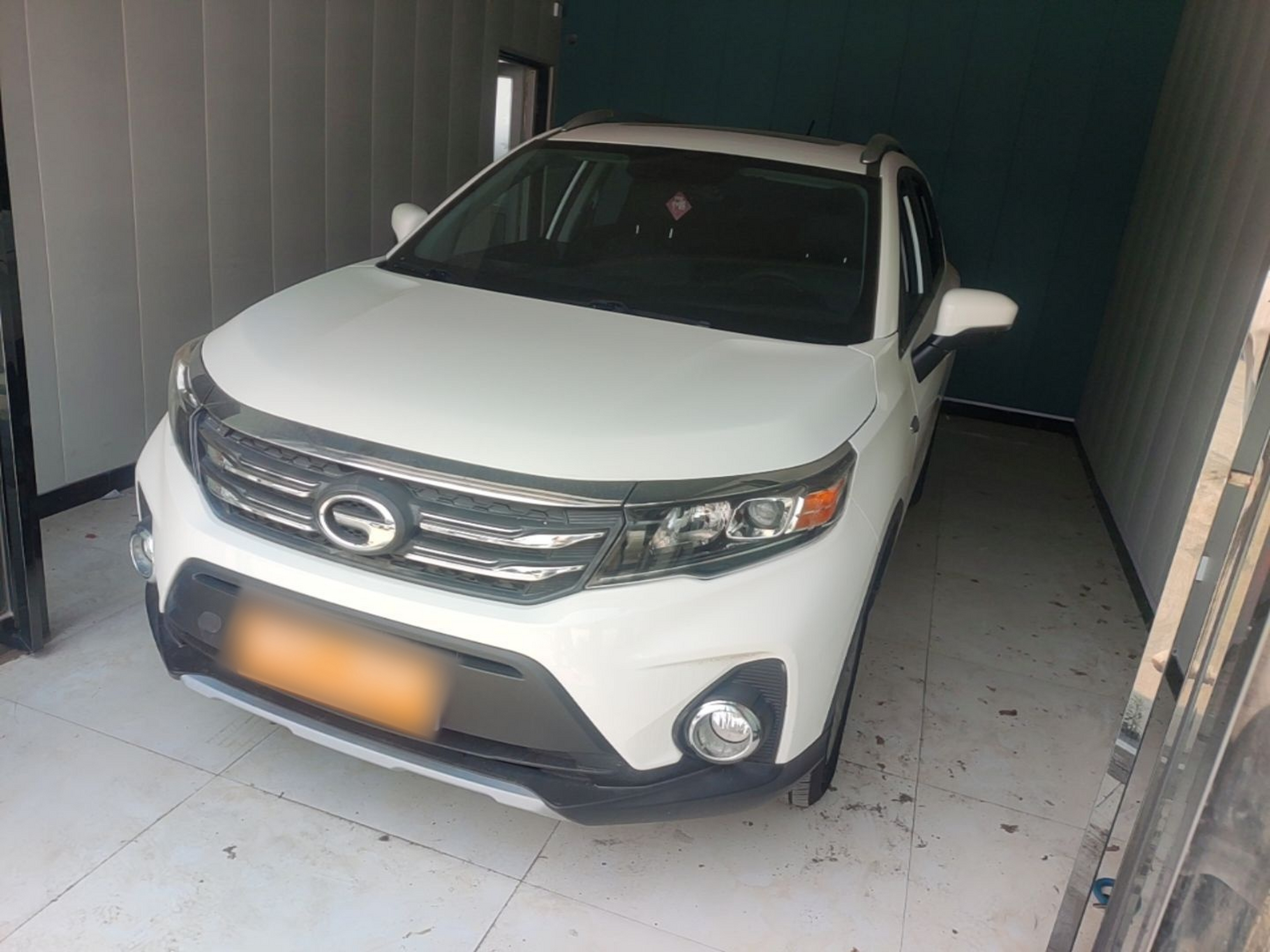 Sob a frente do carro