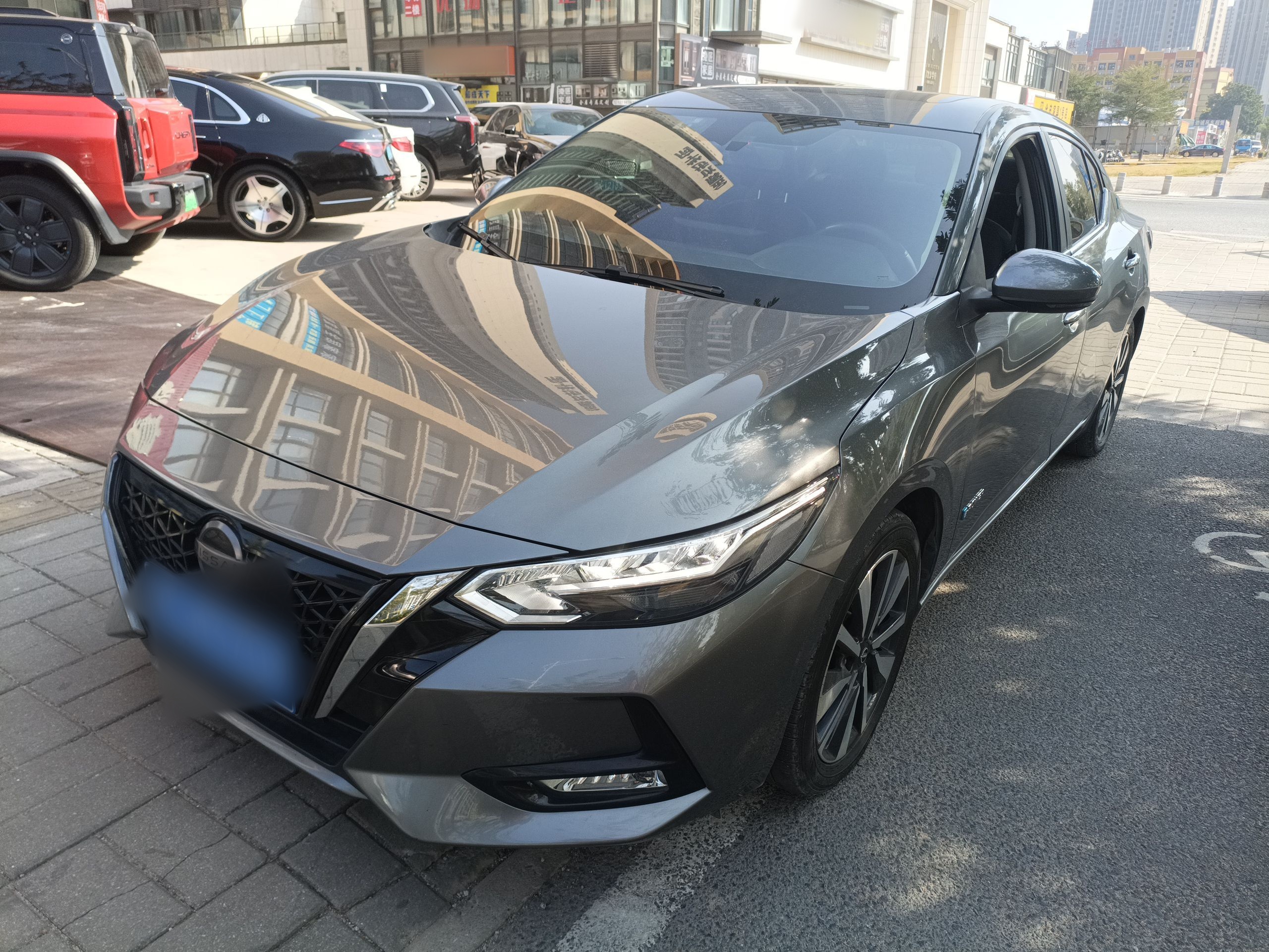 تحت مقدمة السيارة